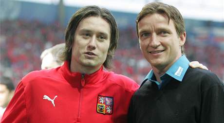 Zranný kapitán eských fotbalist Tomá Rosický (vlevo) a bývalý reprezentant Vladimír micer pózují ped zápasem proti Turecku.