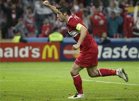 Turecký útoník Nihat oslavuje gól, který vstelil esku.
