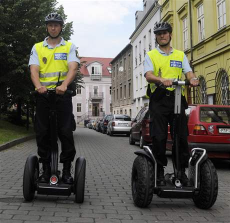 Stráníci v Plzni testují nové dvojkolky.