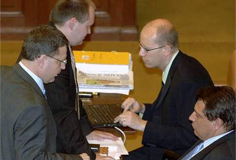 Sociální demokraté (na snímku zleva Lubomír Zaorálek, Michal Haek, Bohuslav Sobotka a Jií Paroubek) se vytasili s návrhem jednorázového píspvku na dti - dva tisíce korun za jedno.