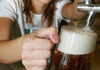 Pití piva zvyuje riziko a o 50 procent. Ilustraní foto.