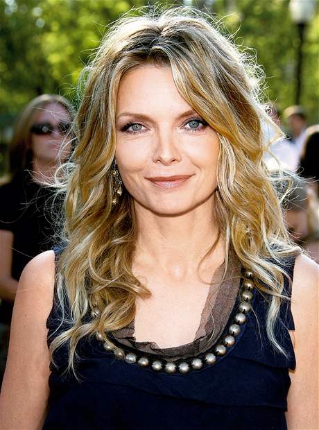 Michelle Pfeiffer ani v padesáti neztratila nic ze svého pvabu.