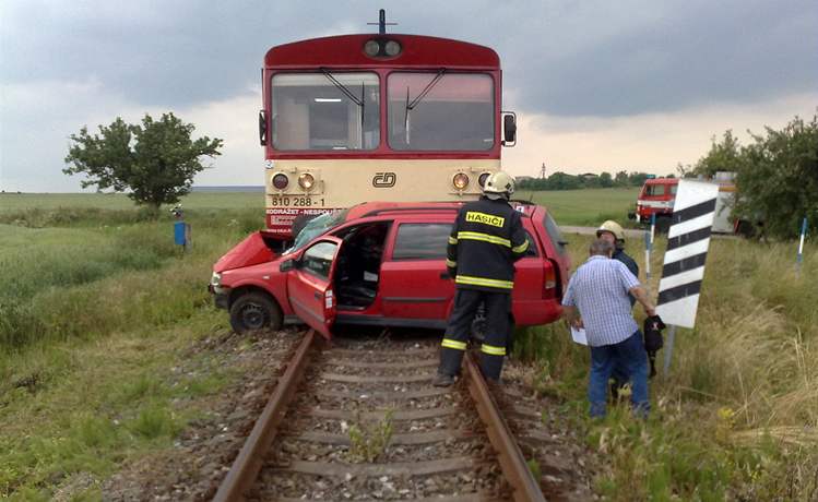 idiku osobního automobilu pevezl vrtulník na traumatologii.