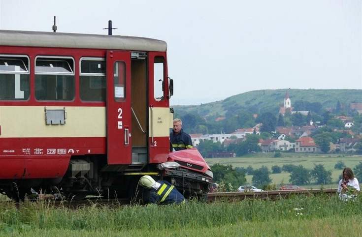 idiku osobního automobilu pevezl vrtulník na traumatologii.