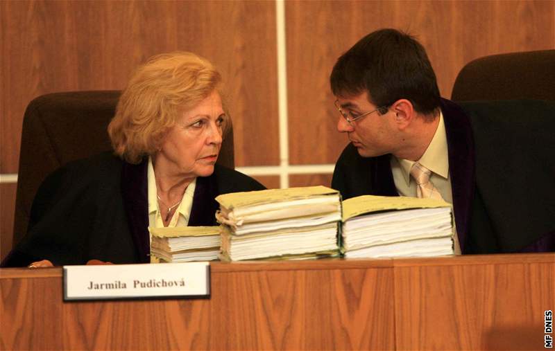 Pedseda senátu Pavel Göth pi porad s písedící, zda jednání v kauze Kuim bude veejné (17.6.2008)