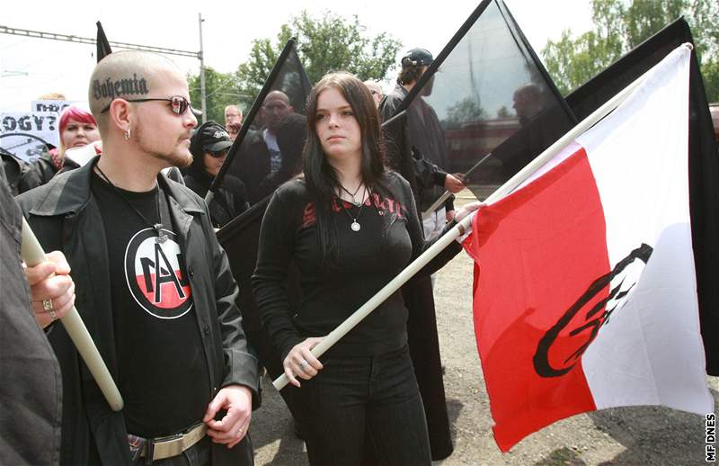 V ulicích Dína se potkaly desítky pravicových radikál a anarchist. Policie je udrela od sebe.