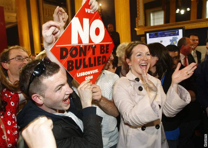 Irtí odprci Lisabonské smlouvy slaví její odmítnutí v referendu