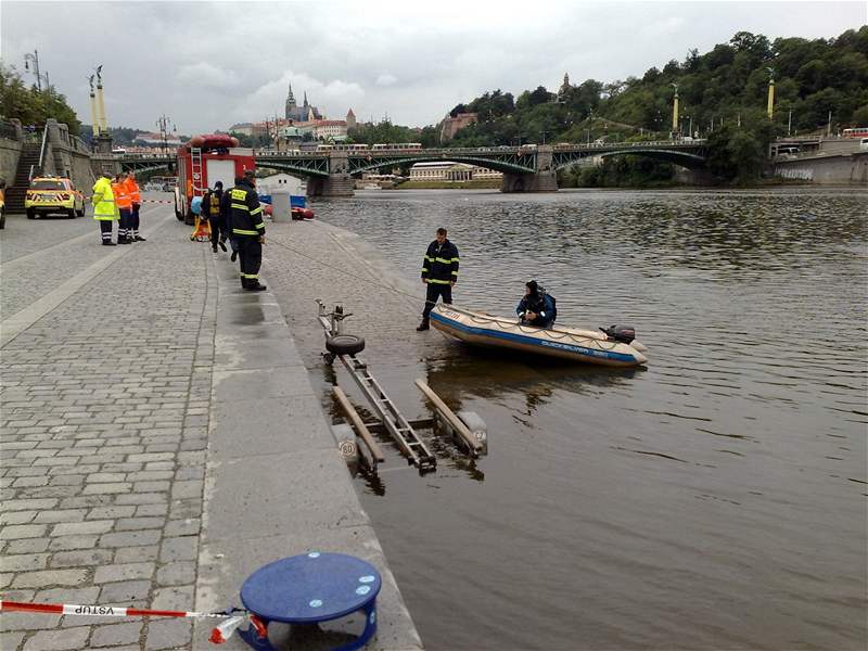 Tragická nehoda terénního vozu, který sjel v Praze do Vltavy
