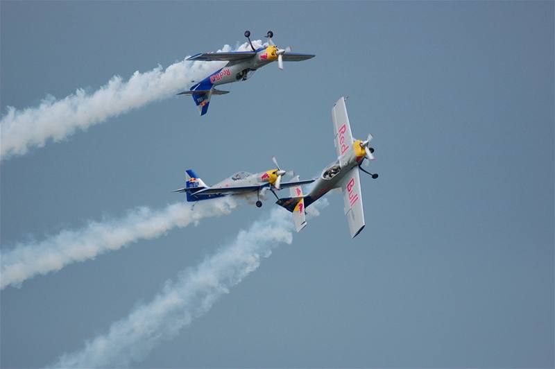 Skupina SkyBox -The Flying Bulls na letadlech Zlin 50