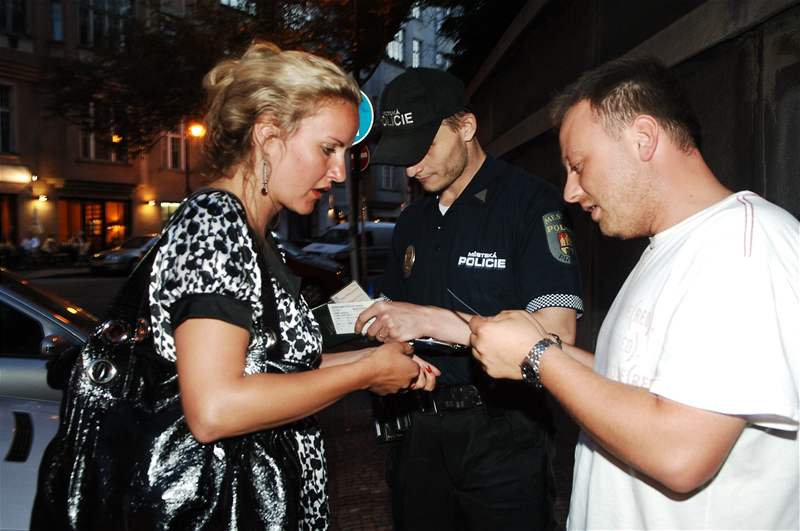 Vendula Svobodová s pítelem Patrikem Auem eí pokutu se stráníkem mstské policie