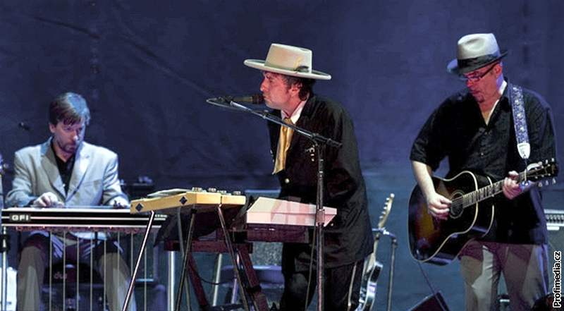 Album Boba Dylana se v tomto týdnu dostalo na první místo prodejnosti ve Velké Británii.