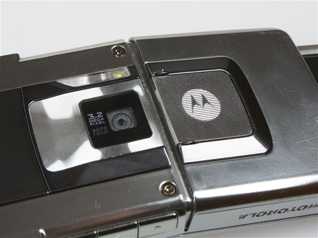 Motorola RIZR Z10 je unikátní pedevím svojí prohýbací konstrukcí.