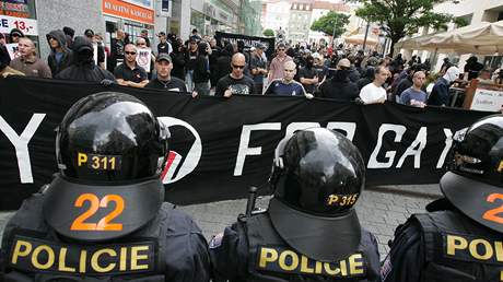 Policisté proti neonacistm na brnnské Queer Parade