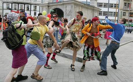 Na brnnské Queer Parade se stetli neonacisté s úastníky pochodu