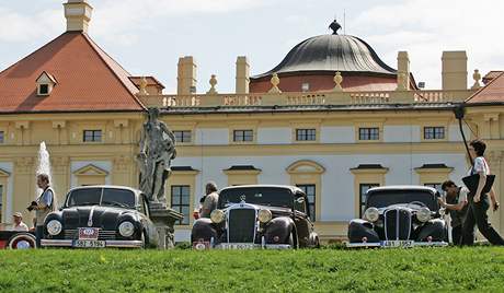 Na zámku ve Slavkov u Brna si dali sraz majitelé a milovníci veterán