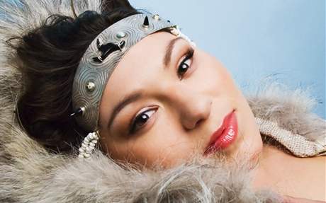 Tanya Tagaq pochází z etnika kanadských Inuit  Eskymák a navazuje na zpvy, jimi si kdysi eny krátily dlouhé polární noci.