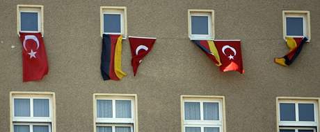 Turecké a nmecké vlajky v oknech v Berlín