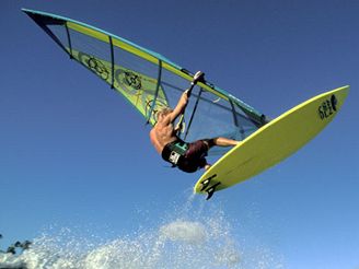 Fenoménem se stal v sedmdesátých a osmdesátých letech, své konené slovo ale windsurfing jist neekl.