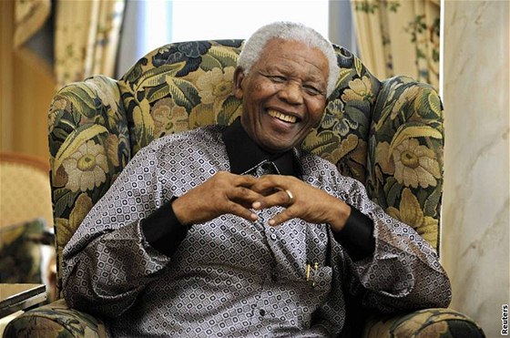 Fotografie z 90. narozenin bývalého jihoafrického prezidenta Nelsona Mandely (erven 2008).