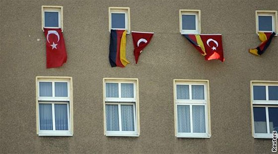Mnohá berlínská okna zdobí svorn turecké a nmecké vlajky