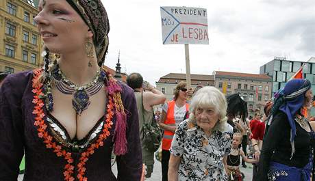 astnci Queer pochodu na nmt Svobody v Brn