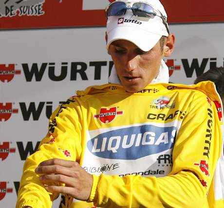 Roman Kreuziger ve lutém trikotu vítze závodu Kolem výcarska