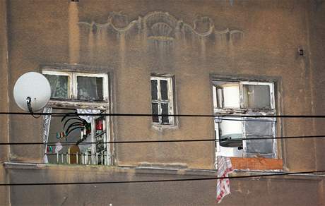 Okno ve druhém pate domu v Netmicích, kterým výbuch plynu vyhodil stráníka ven.