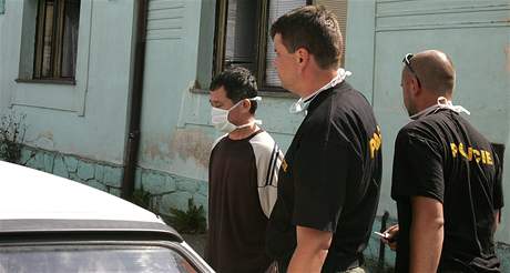 Police odvádí zadreného majitele pstírny marihuany v Chotov na Plzesu (24.6.2008)