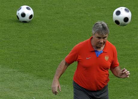 Guus Hiddink pi tréninku Ruské reprezentace