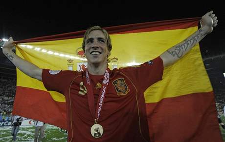panlský útoník Fernando Torres se raduje ze zisku zlaté medaile na ME 2008.