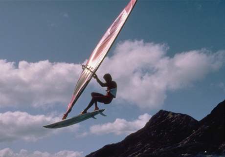 Fenomnem se stal v sedmdestch a osmdestch letech, sv konen slovo ale windsurfing jist neekl.