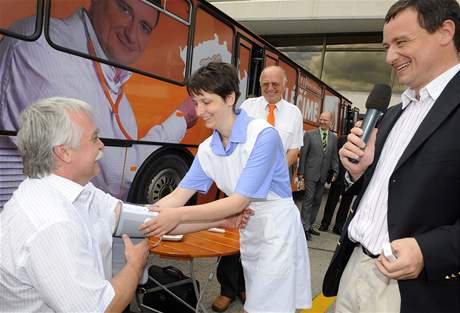 David Rath pedstavil svou pedvolebn pojzdnou ambulanci.