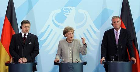Premiér Topolánek s Angelou Merkelovou a Robertem Ficem