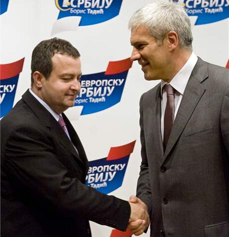 Socialisté Ivici Daie (vlevo) pvodn jednali s nacionalisty, nakonec si ale potásli rukou s prozápadním prezidentem Borisem Tadiem.