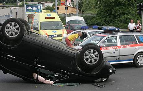 idie uvznného v aut vyprostili kolemjdoucí jet ped píjezdem záchranky.