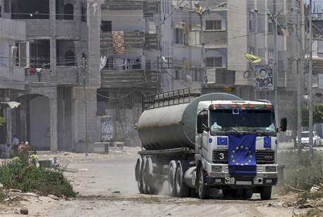 První dodávky paliva se do Gazy dostaly u ve tvrtek.