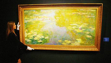 Pracovnice Christie's s obrazem Jezírko s lekníny od Claude Moneta