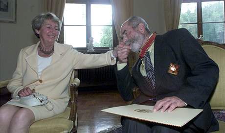 Ivana Tigridová s manelem Pavlem Tigridem. Ilustraní snímek z roku 2000