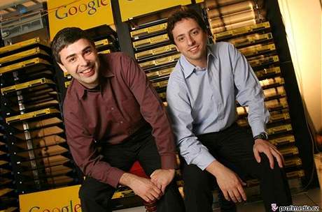 éfové Googlu - Larry Page (vlevo) a Sergej Brin (vpravo).