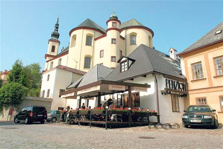 Restaurace se zahrádkou v Litomyli nabízí turistm píjemné prostedí, jídelní lístek u tak krásný není.