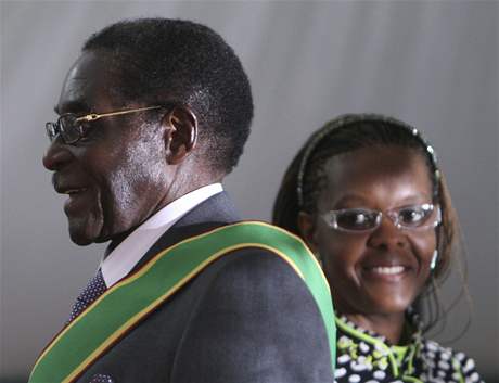 Já, Robert Gabriel Mugabe, písahám, e budu vrn zastávat úad prezidenta, k tomu nech mi dopomáhá bh, prohlásil staronový prezident.