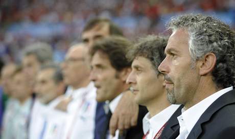 Kou italské fotbalové reprezentace Roberto Donadoni (vpravo) pi hymn.