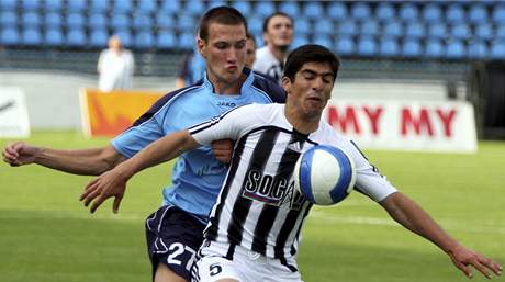 Martin Baa z Nitry (vlevo) a Elnur Allahverdijev z Baku v odvetném utkání 1. kola fotbalového Poháru Intertoto.