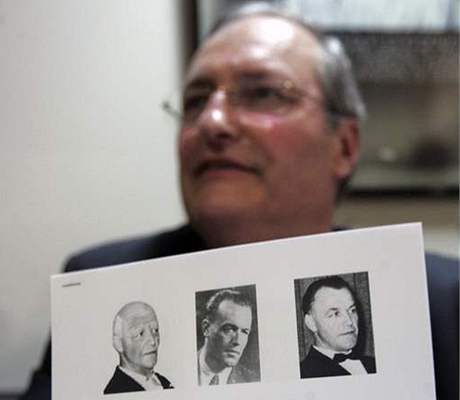 Ernst Zuroff z centra Simona Wiesenthala ukazuje fotografie Ariberta Heima