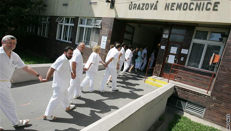 Stávkující zamstnanci Úrazové nemocnice v Brn utvoili ivý etz