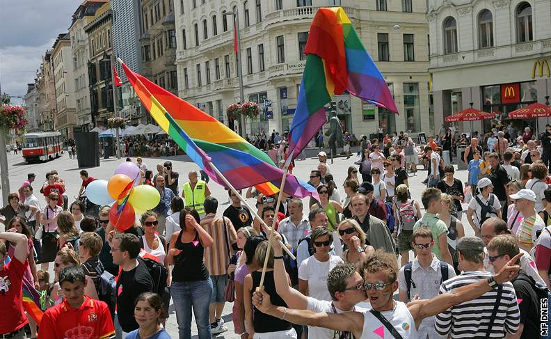 Úastníci prvodu gay a lesbiek v Brn