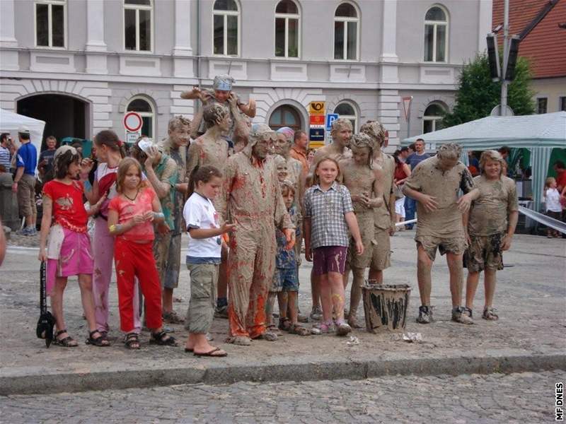 Úastníci bitvy s kaí v Horaovicích (28. ervna 2008)