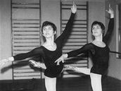 Hana (vpravo) a Jiina (vlevo) sthaly zrove reprezentovat v modern gymnastice a baletit v divadle