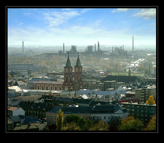 Ostrava chce být v roce 2015 hlavním evropským mstem kultury. A pokud se jí to podaí, chce se nemálo zmnit. Pohled na msto z vyhlídky Nové radnice.