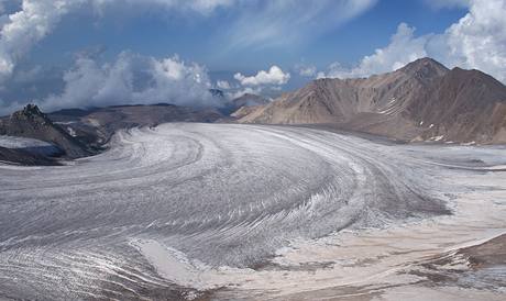 Snhové pole Dikaugenkyoz na úpatí Elbrusu, Kavkaz, Rusko